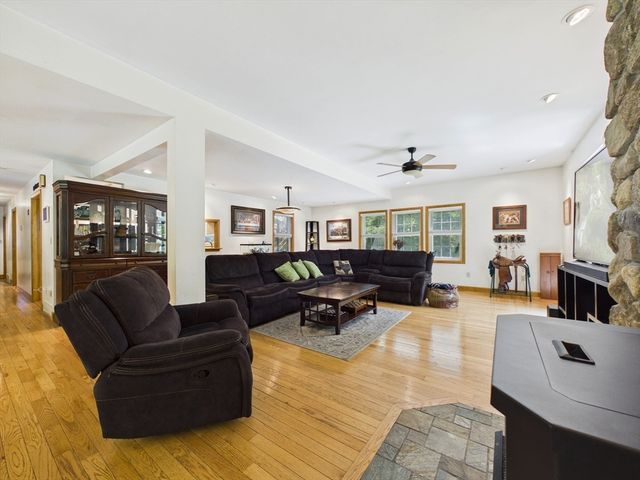 121 Plain St, Rehoboth, MA 02769