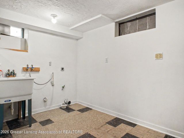 2100 Bruce Avenue, Lansing, MI 48915
