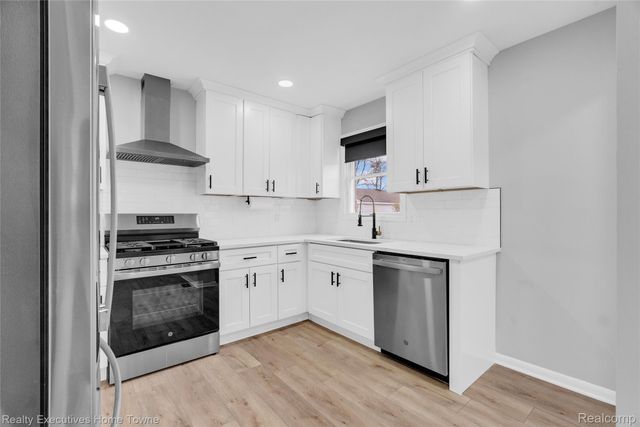 32547 Birkshire Street, St. Clair Shores, MI 48082