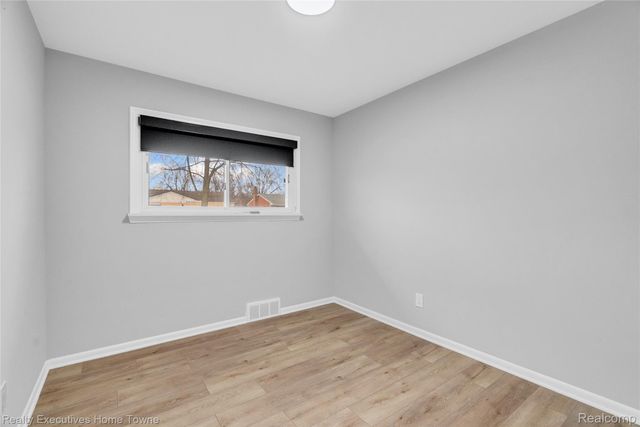 32547 Birkshire Street, St. Clair Shores, MI 48082