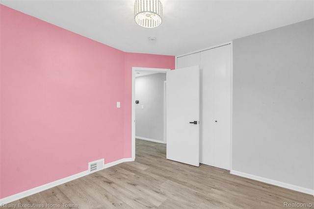 32547 Birkshire Street, St. Clair Shores, MI 48082