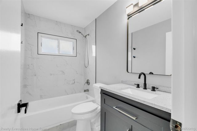 32547 Birkshire Street, St. Clair Shores, MI 48082