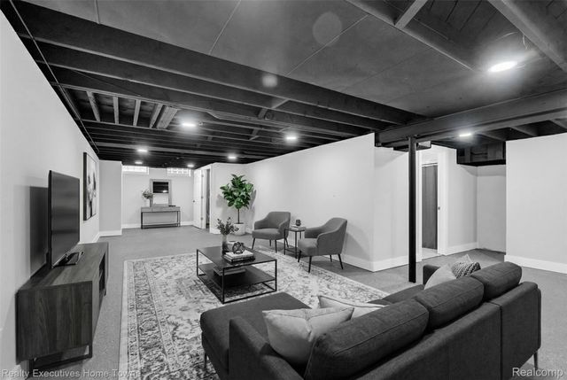 32547 Birkshire Street, St. Clair Shores, MI 48082