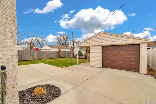 32547 Birkshire Street, St. Clair Shores, MI 48082