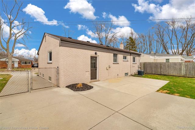 32547 Birkshire Street, St. Clair Shores, MI 48082