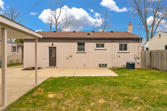 32547 Birkshire Street, St. Clair Shores, MI 48082