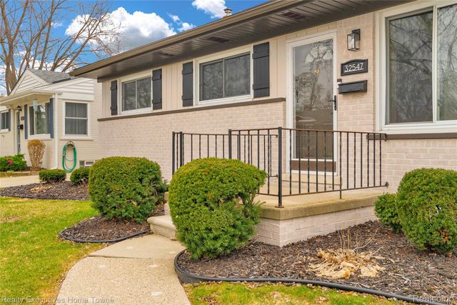32547 Birkshire Street, St. Clair Shores, MI 48082