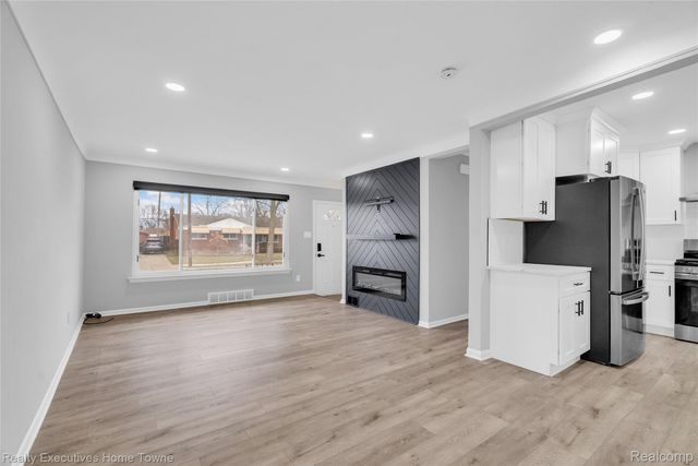 32547 Birkshire Street, St. Clair Shores, MI 48082