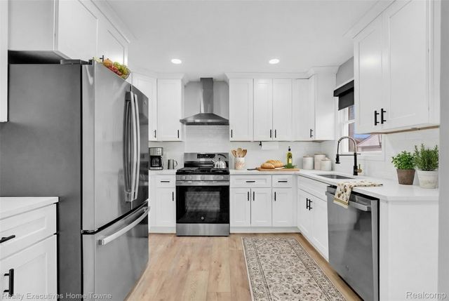 32547 Birkshire Street, St. Clair Shores, MI 48082