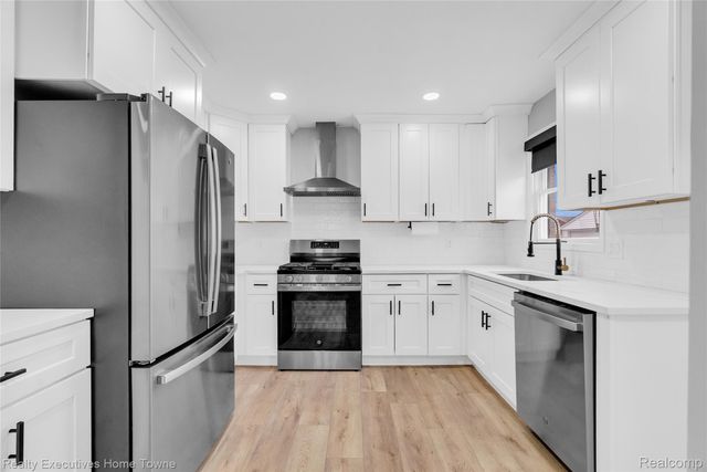 32547 Birkshire Street, St. Clair Shores, MI 48082