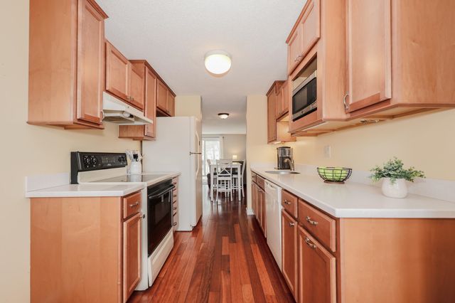 123 Fox Hollow Drive, Hudson, NH 03051