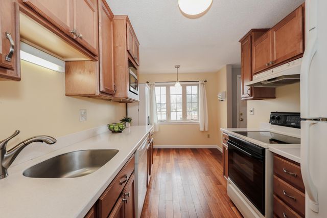 123 Fox Hollow Drive, Hudson, NH 03051