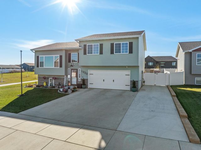 1020 34TH AVE NE, Minot, ND 58703