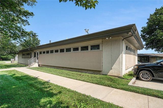 2 Holly Lane, Paola, KS 66071