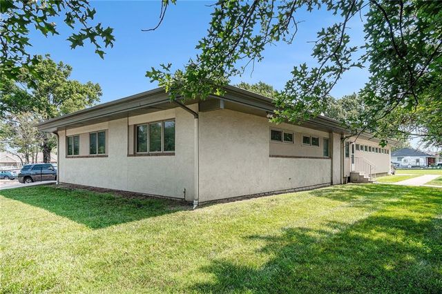 2 Holly Lane, Paola, KS 66071