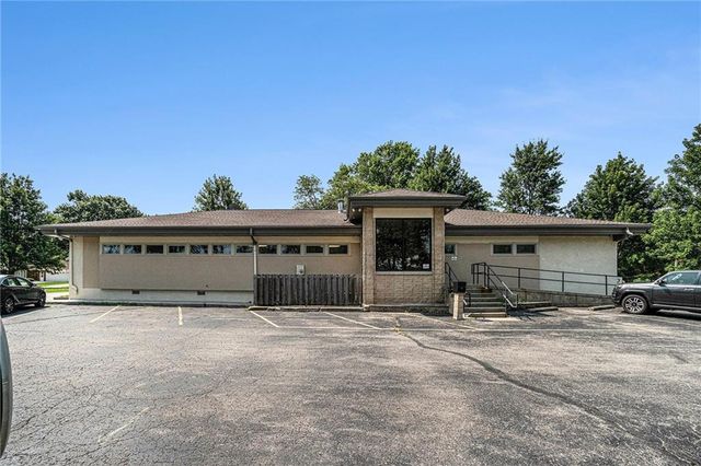 2 Holly Lane, Paola, KS 66071