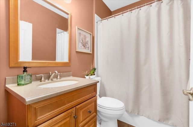 9 Hartley Ct, Alexandria Twp., NJ 08848