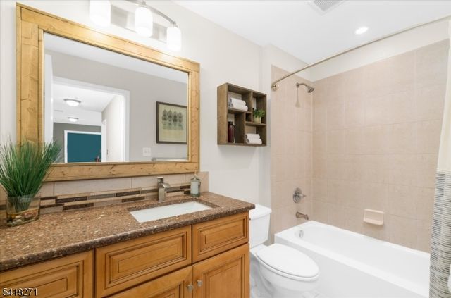 9 Hartley Ct, Alexandria Twp., NJ 08848