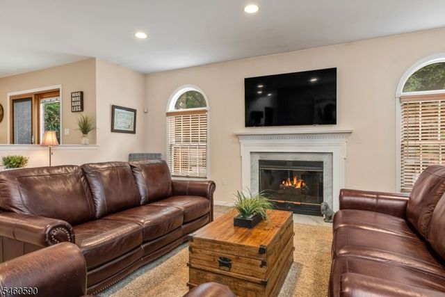 4 Moccasin Ct, Mahwah Twp., NJ 07430