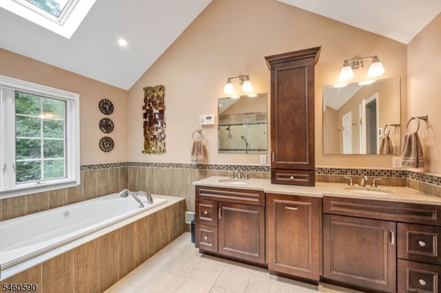 4 Moccasin Ct, Mahwah Twp., NJ 07430