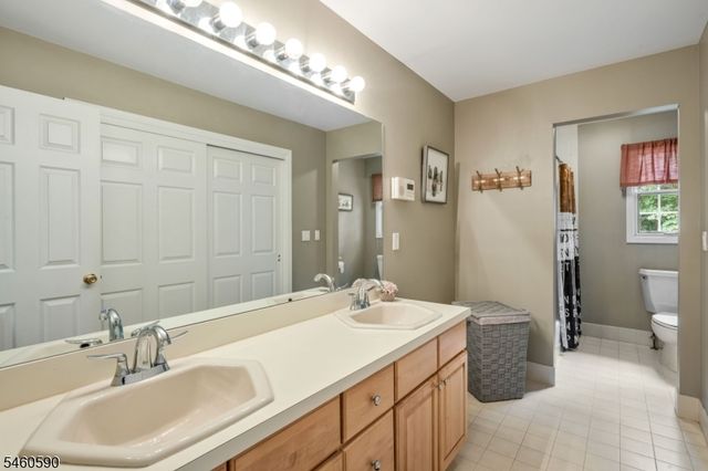 4 Moccasin Ct, Mahwah Twp., NJ 07430