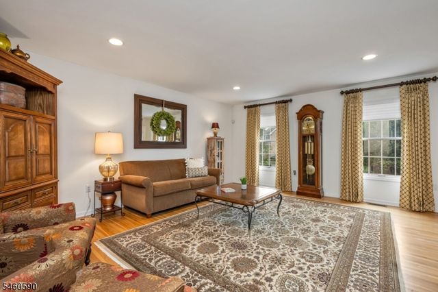 4 Moccasin Ct, Mahwah Twp., NJ 07430