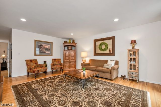 4 Moccasin Ct, Mahwah Twp., NJ 07430