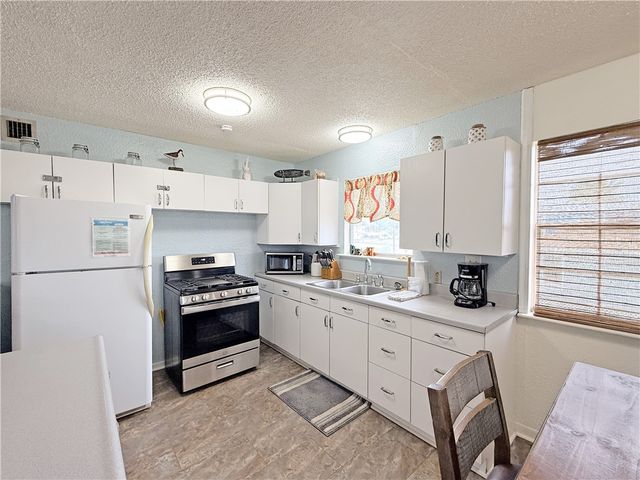 1514 S Live Oak St, Rockport, TX 78382