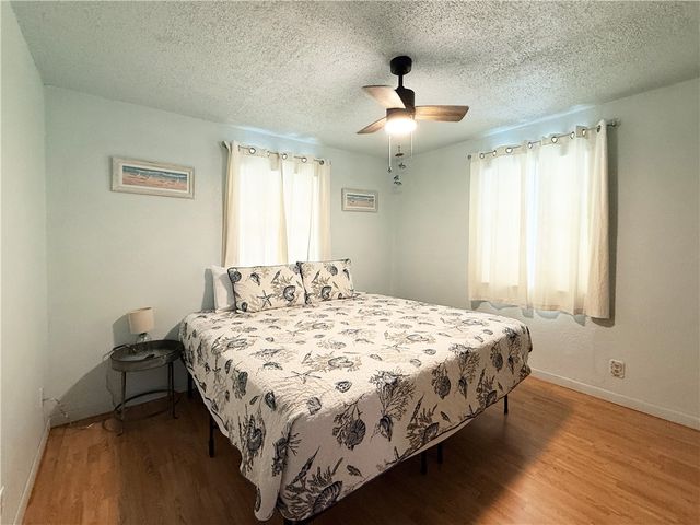 1514 S Live Oak St, Rockport, TX 78382