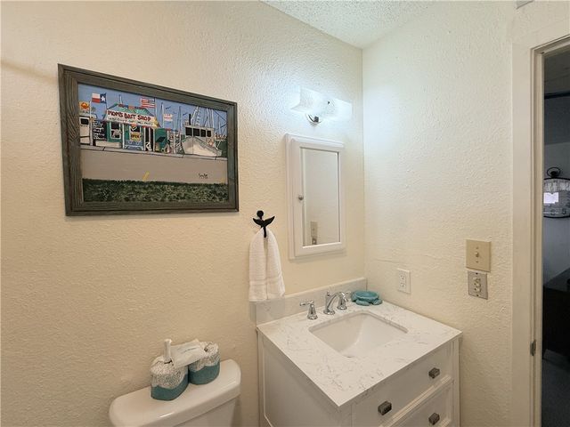 1514 S Live Oak St, Rockport, TX 78382
