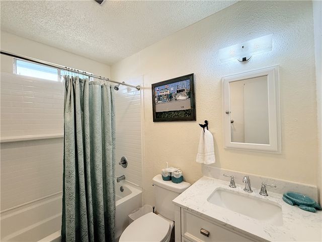 1514 S Live Oak St, Rockport, TX 78382