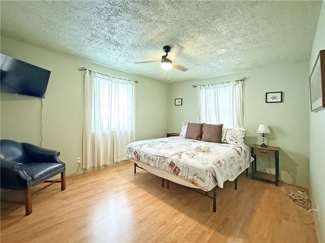 1514 S Live Oak St, Rockport, TX 78382