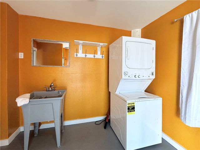 1514 S Live Oak St, Rockport, TX 78382