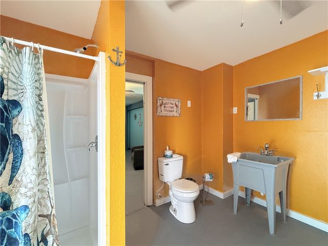 1514 S Live Oak St, Rockport, TX 78382