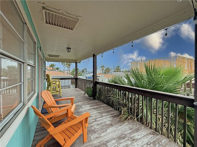 1514 S Live Oak St, Rockport, TX 78382