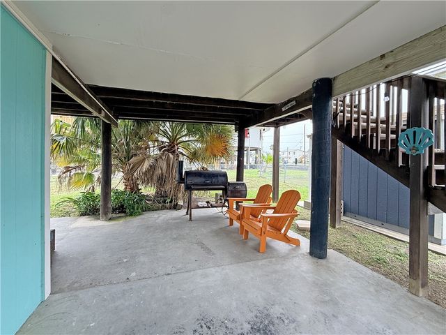 1514 S Live Oak St, Rockport, TX 78382