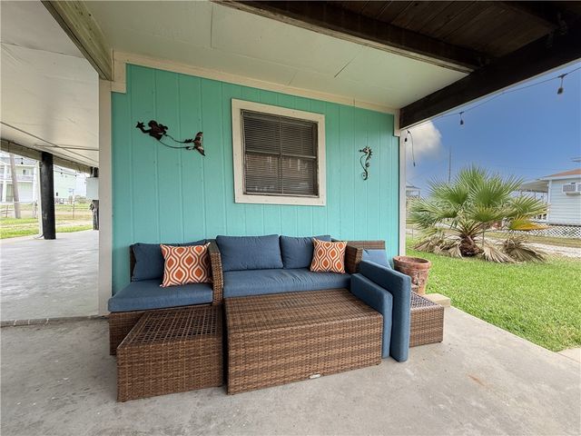 1514 S Live Oak St, Rockport, TX 78382