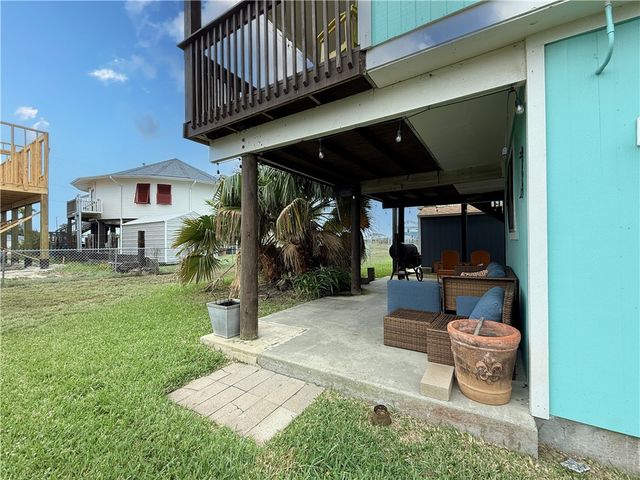 1514 S Live Oak St, Rockport, TX 78382