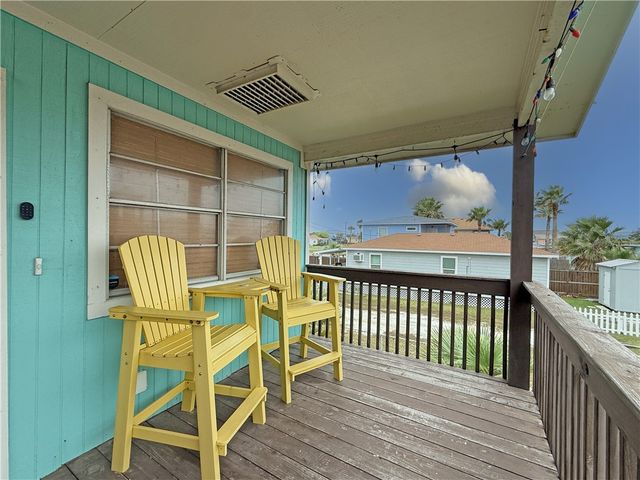 1514 S Live Oak St, Rockport, TX 78382