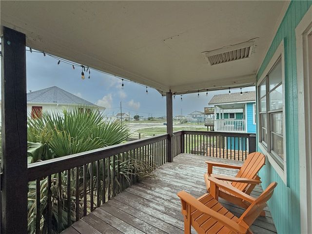 1514 S Live Oak St, Rockport, TX 78382