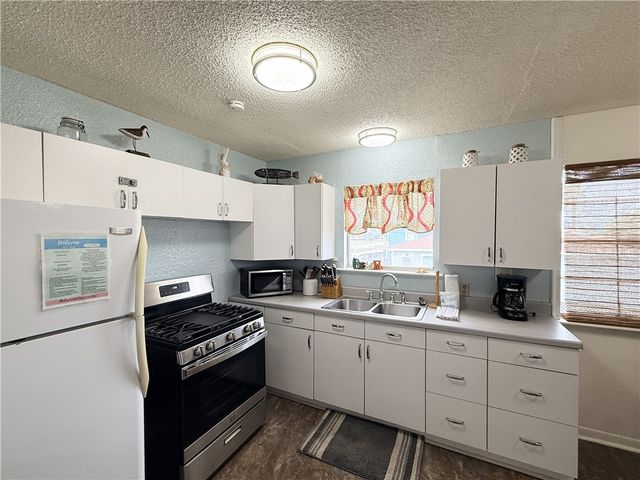 1514 S Live Oak St, Rockport, TX 78382