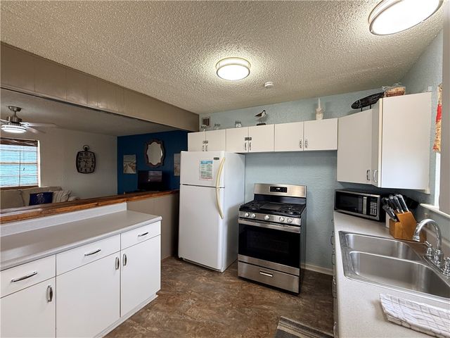 1514 S Live Oak St, Rockport, TX 78382