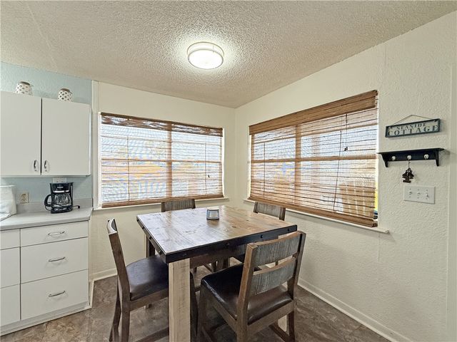 1514 S Live Oak St, Rockport, TX 78382