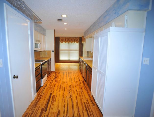 305 Shady Oaks Drive, Runaway Bay, TX 76426