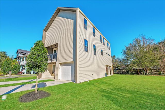 701 Pine Road, Clear Lake Shores, TX 77565