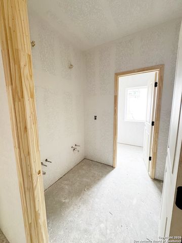 107 CR 2638, Devine, TX 78016