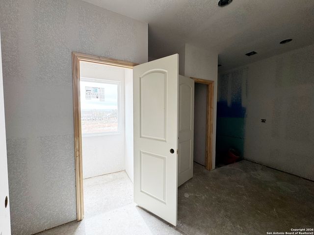 107 CR 2638, Devine, TX 78016