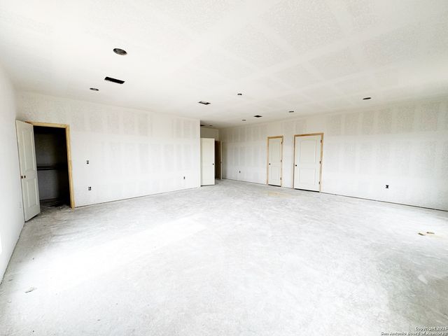 107 CR 2638, Devine, TX 78016