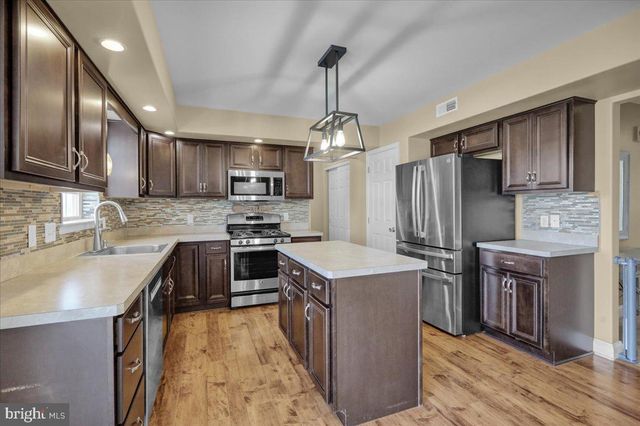 37 WALNUT DR W, Bernville, PA 19506