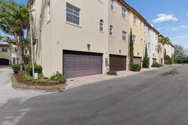 41 Via Floresta Drive, Boca Raton, FL 33487